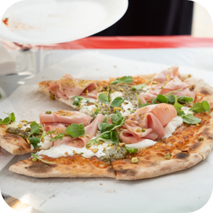 Een foto van een lekkere pizza bij Gusto Della Casa