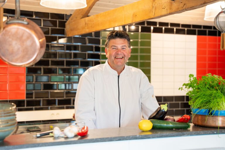 Foto van Jelle Ferwerda in de Italiaanse Kookstudio bij Gusto Della Casa