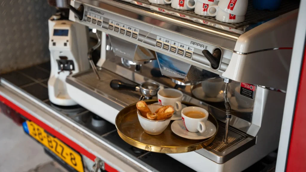 Foto van de barista bij Gusto Della Casa