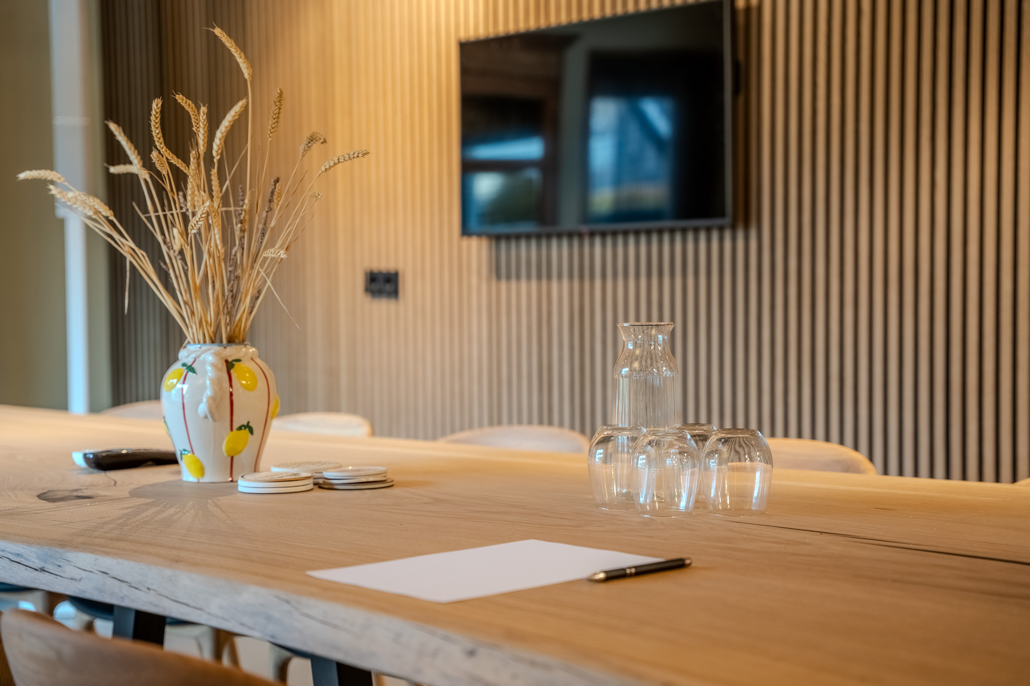Dit is een foto van de vergaderruimte bij Gusto Della Casa in Winssen waar bedrijven kunnen vergaderen