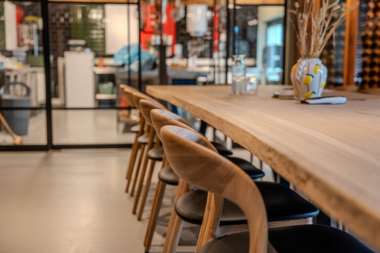 Dit is een foto van de vergaderruimte bij Gusto Della Casa in Winssen waar bedrijven kunnen vergaderen