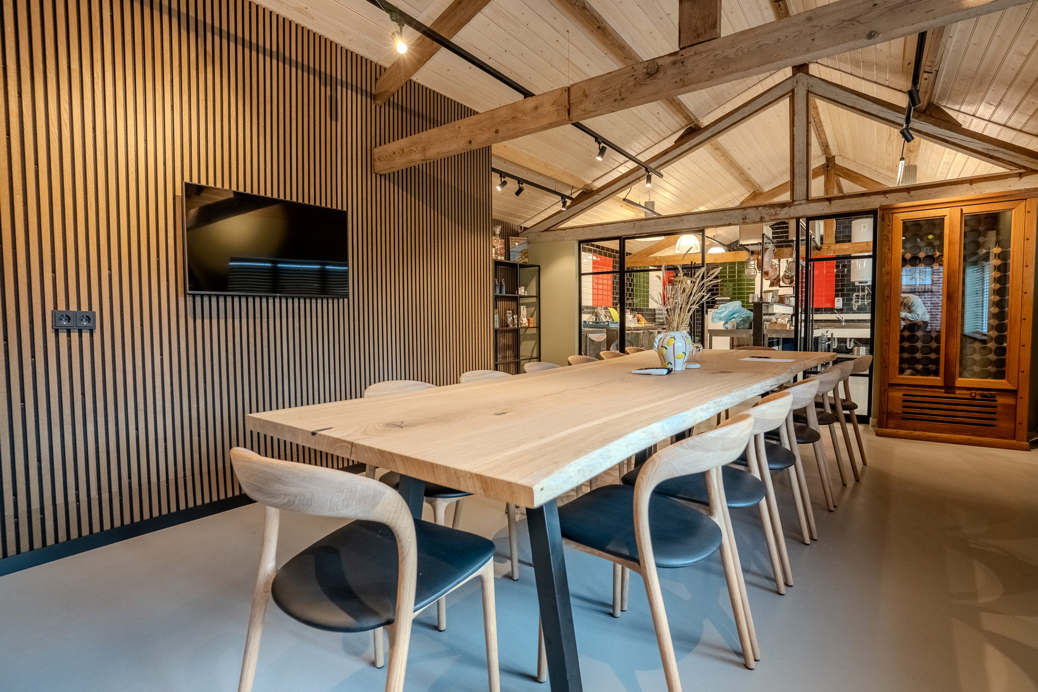 Dit is een foto van de vergaderruimte bij Gusto Della Casa in Winssen waar bedrijven kunnen vergaderen