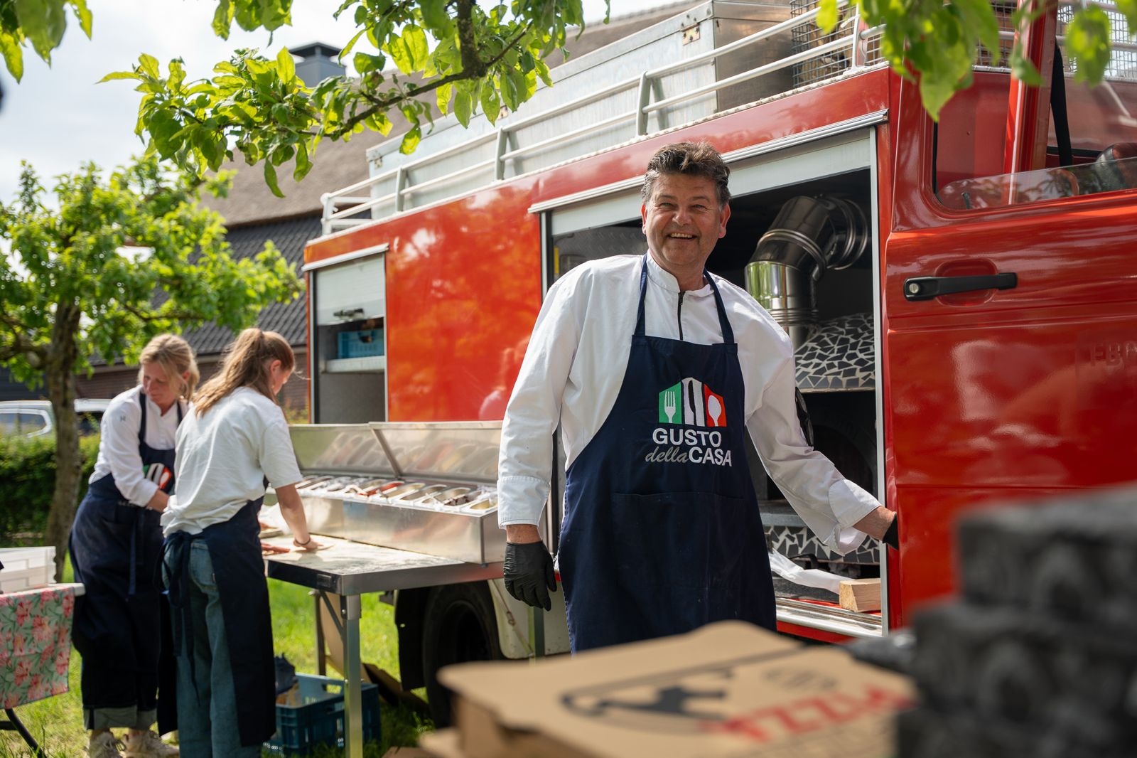 Het team van Gusto Della Casa aan het werk bij de pizza foodtruck